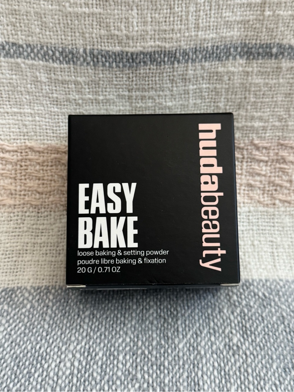 HUDA BEAUTY Easy Bake Loose Setting Powder